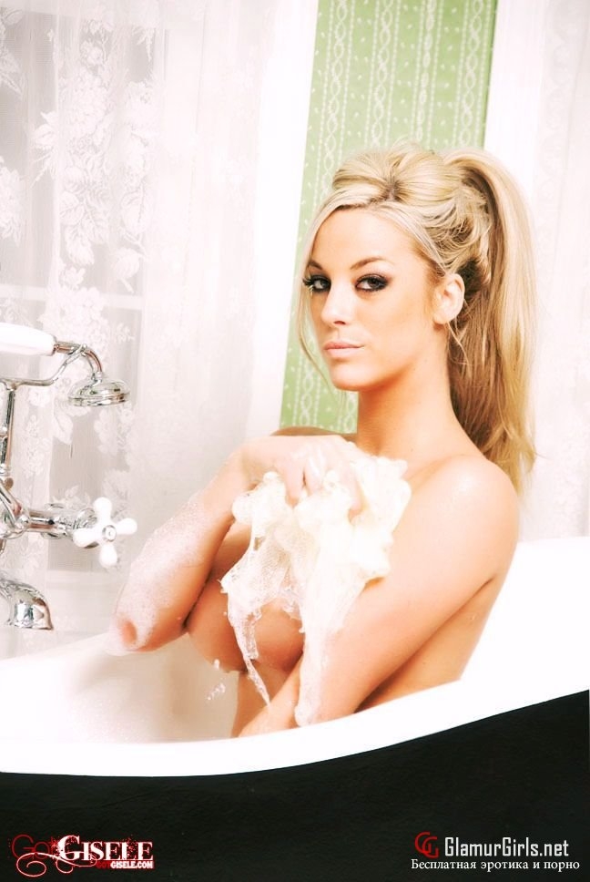 Голая девушка с большими сиськами в ванной