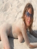 Нудистка голышом на пляже, фото 10