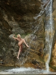 Милашка на скалах нагая купается в холодном водопаде, фото 11