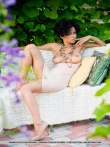 Скамейка в саду с очаровательной голой брюнеткой и ее лохматой киской, фото 4