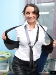 Пухлогрудая секретарша в сексуальных чулках сдергивает с киски шелковые трусы, фото 11