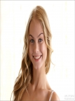 Прелестная девушка с улыбающимся лицом и голой писей под ажурными трусами (12 фото), фото 1