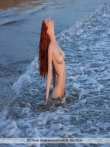 Сисястая рыжуха голышом в море, фото 16