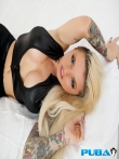 Christy Mack в сексуальном кожаном белье позирует желанным татуированным телом, фото 1