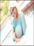 Большие голые дойки очкастой блондинки в платье-сетке (15 фото), фото 12