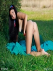 Кареглазая в сексапильном нижнем белье снимает трусы на траве в кустах, фото 11