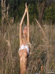 Красивая голая девушка на пикнике, фото 1