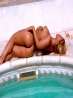 Аппетитная голая девушка у бассейна, фото 9