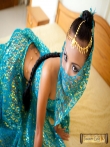 Красивая азиатка Tussinee с косичкой голышом в постели, фото 1