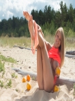 Классные дойки натуральной блондинки с бритой писькой на пляже, фото 3
