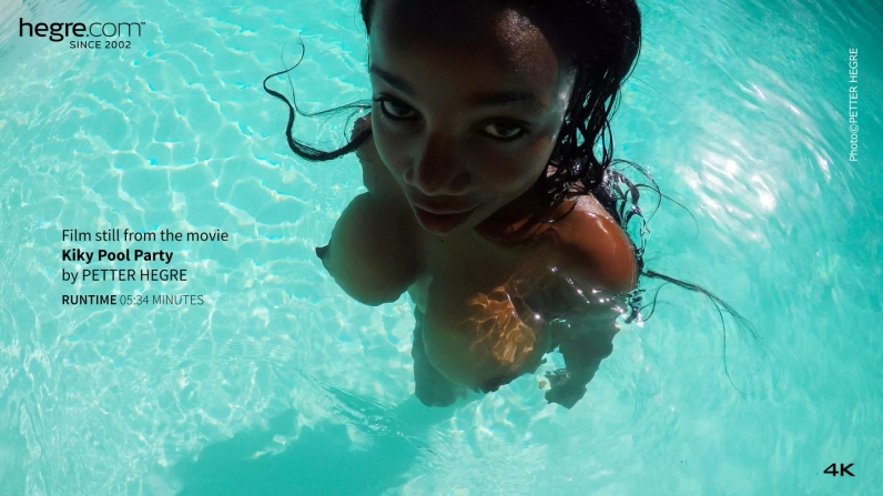 Красивая негритянка с огромными натуральными сиськами под водой