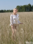 Девка с волосатой писькой в поле, фото 20