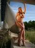 Нежная голая девушка с большими сиськами у моста, фото 5