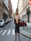 Телка на улице публично задирает платье без трусов показывая красивую голую попку и киску, фото 1
