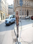 Телка на улице публично задирает платье без трусов показывая красивую голую попку и киску, фото 5