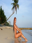 На пляже рыжая красотка Ashley Bulgari с бронзовым загаром позирует круглой попкой и титьками запачканными в мокром песке, фото 15