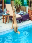 Мокрые прелести упругой попки блондинки с косичкой в желтом бикини у бассейна, фото 14