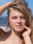 Длинноволосая блондинка в солнцезащитных очках красуется голой попкой и большими сиськами на солнечном пляже, фото 5