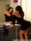 Жопастая зрелая порнозвезда у зеркала в коротком обтягивающим зад платье без трусов, фото 8