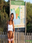 Худая загорелая девушка голышом на пляже, фото 12
