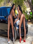 Голые негритянки в откровенных бикини моют машину, фото 18