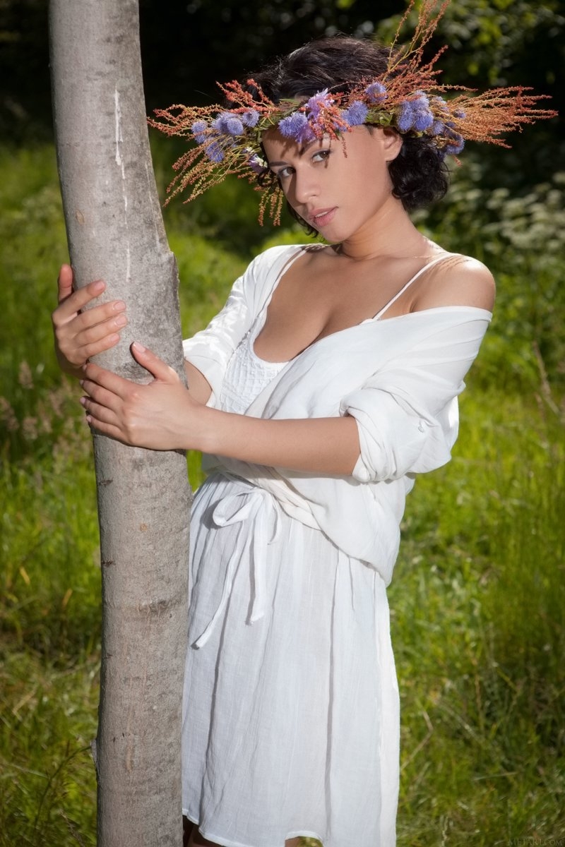 Очаровательная Pammie Lee на природе снимает белое платье с красивого тела