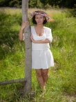 Очаровательная Pammie Lee на природе снимает белое платье с красивого тела, фото 1