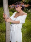 Очаровательная Pammie Lee на природе снимает белое платье с красивого тела, фото 2