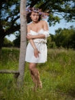 Очаровательная Pammie Lee на природе снимает белое платье с красивого тела, фото 3