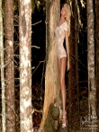 В лесу красотка в сексуальном нижнем белье показывает стриптиз, фото 6