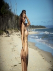 На пляже красивая девушка с татуировками оголяет аппетитные сиськи и смачную жопу под ласковым солнцем, фото 14