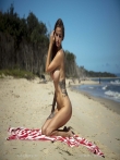 На пляже красивая девушка с татуировками оголяет аппетитные сиськи и смачную жопу под ласковым солнцем, фото 9
