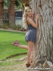 Кудрявая блондинка на улице публично у дерева задрала платье и крупным планом показала анус и горячую письку, фото 15
