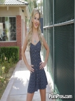 Кудрявая блондинка на улице публично у дерева задрала платье и крупным планом показала анус и горячую письку, фото 8