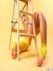 Девушка с косичкой в желтых чулках раком показывает голую попку стоя коленями на полу, фото 14