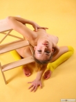 Девушка с косичкой в желтых чулках раком показывает голую попку стоя коленями на полу, фото 16
