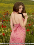 Снимает платье - голышом позирует с аппетитными титьками в цветочном поле, фото 3