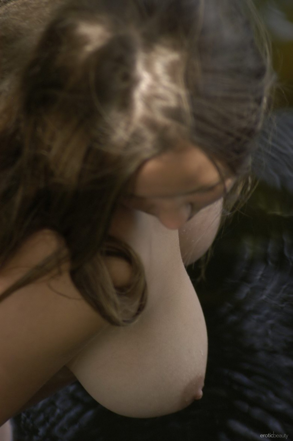 Пышная девушка с большими дойками голышом на озере