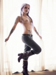 Худая татуированная девушка с синими косичками снимает кожаные штаны с маленькой жопы, фото 3