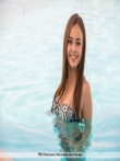 Веселая азиатка Li Moon в бассейне снимает бикини, фото 1