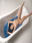 Мокрая азиатская попка в ванной крупным планом, фото 18