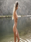 Красивейшая модель в сексуальном нижнем белье на берегу озера, фото 11