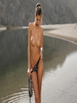 Красивейшая модель в сексуальном нижнем белье на берегу озера, фото 5