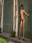 София показывает длинные загорелые ноги на высоких каблуках и упругую голую попку, фото 7