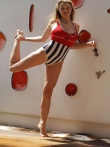 Хорошенькая голая девка с большой жопой и сиськами на пристани сняла с аппетитной фигуры бикини, фото 4