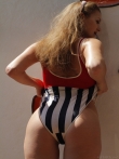 Хорошенькая голая девка с большой жопой и сиськами на пристани сняла с аппетитной фигуры бикини, фото 5
