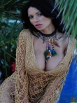 Зрелая порнозвезда с большой Veronica Zemanova грудью раздевается до гола в саду, фото 11