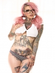 Татуированная эмо красотка с розовыми волосами и пирсингом смазливого лица Sydnee Vicious в очках позирует голышом жаркой попкой раком на полу, фото 1