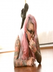 Татуированная эмо красотка с розовыми волосами и пирсингом смазливого лица Sydnee Vicious в очках позирует голышом жаркой попкой раком на полу, фото 12