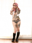 Татуированная эмо красотка с розовыми волосами и пирсингом смазливого лица Sydnee Vicious в очках позирует голышом жаркой попкой раком на полу, фото 2